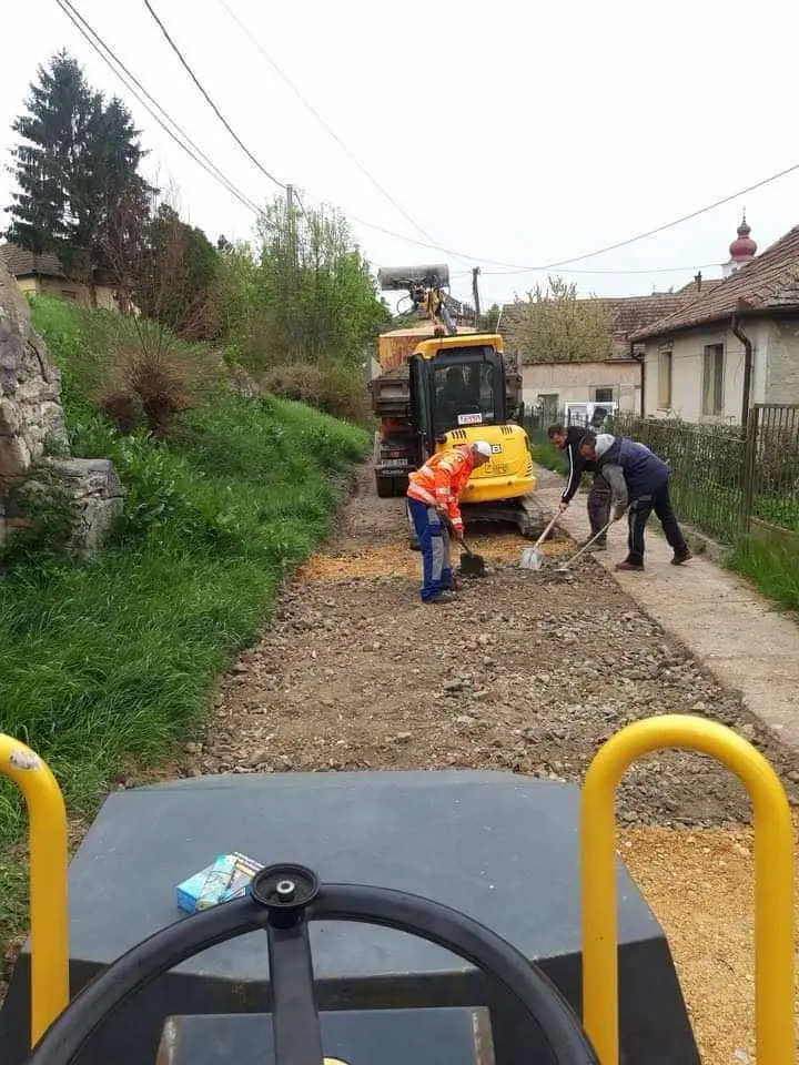 Gépi bontás markolóval és hidraulikus törőfejjel — épületbontás
