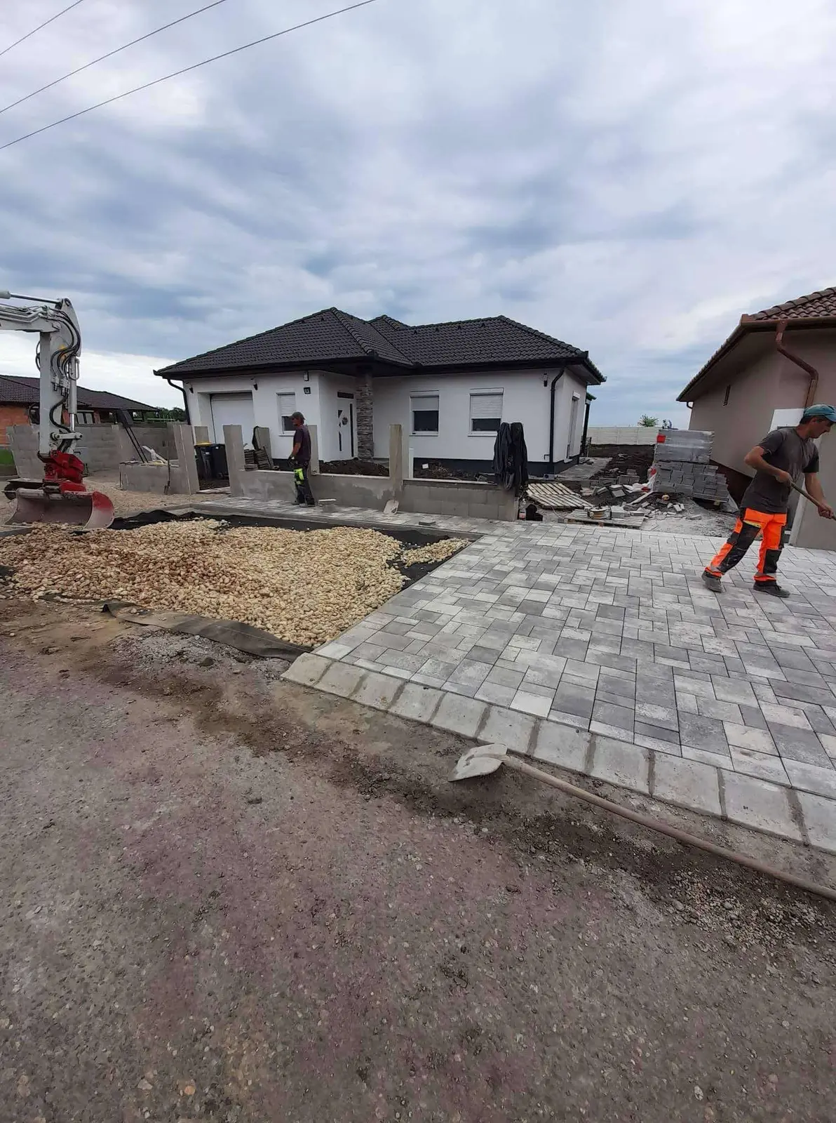 Nagy teherbírású térkő lerakása kocsibeállóhoz