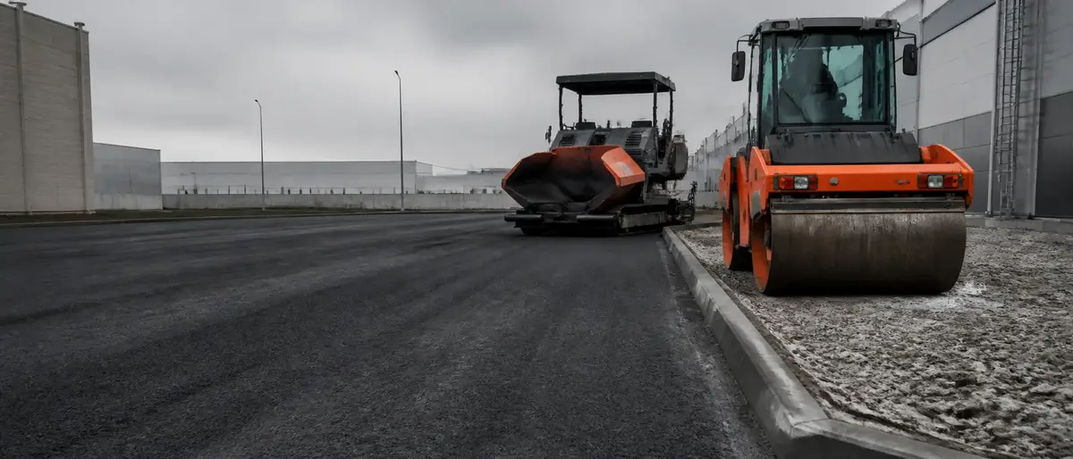 Ipari terület kész aszfaltburkolattal és munkagéppel