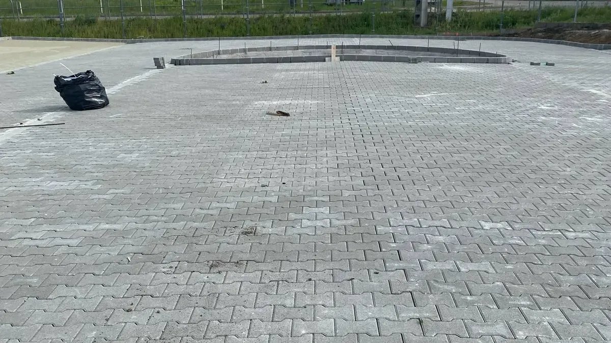 Ipari térburkolat – nagy felületű, frissen lerakott térkőburkolat egy telephelyen