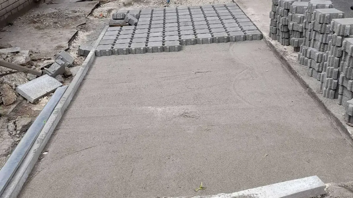 Térkő javítása – felszedett burkolat helyén előkészített ágyazóréteg, a térkövek visszarakás előtt