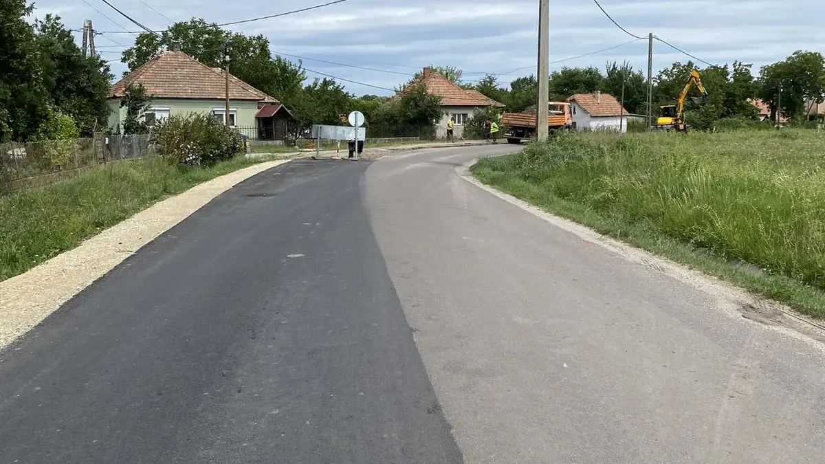 Új melegaszfalt-burkolat a régi út mellett – a két felület egymás mellett
